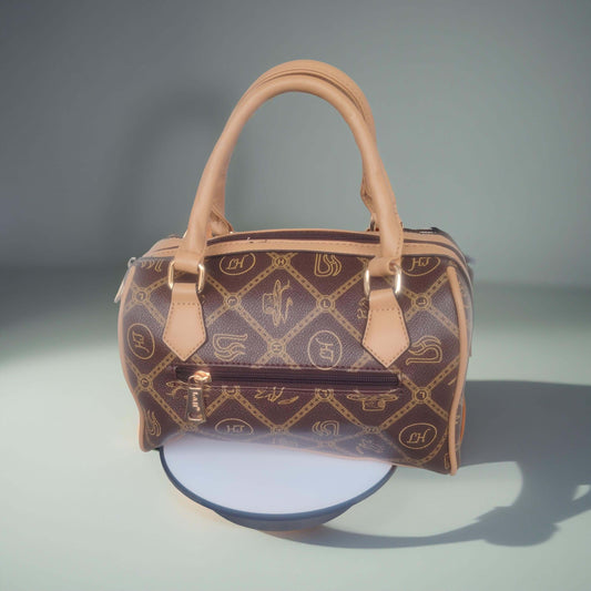 Elegante Bowling Bag Damen in Braun Beige mit Monogramm-Design, elegant und alltagstauglich.