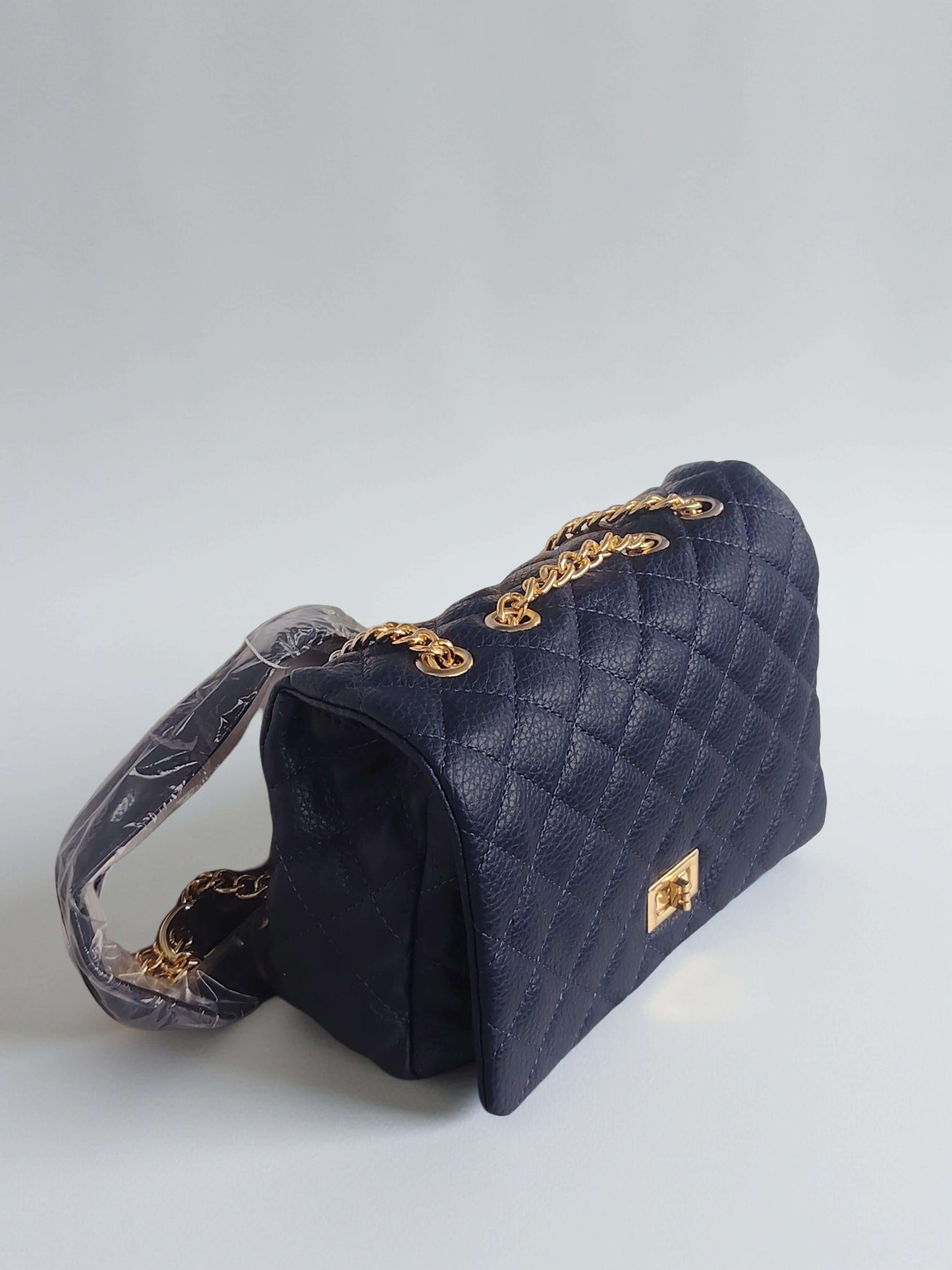 Klassische Umhängetasche mit Kettenriemen