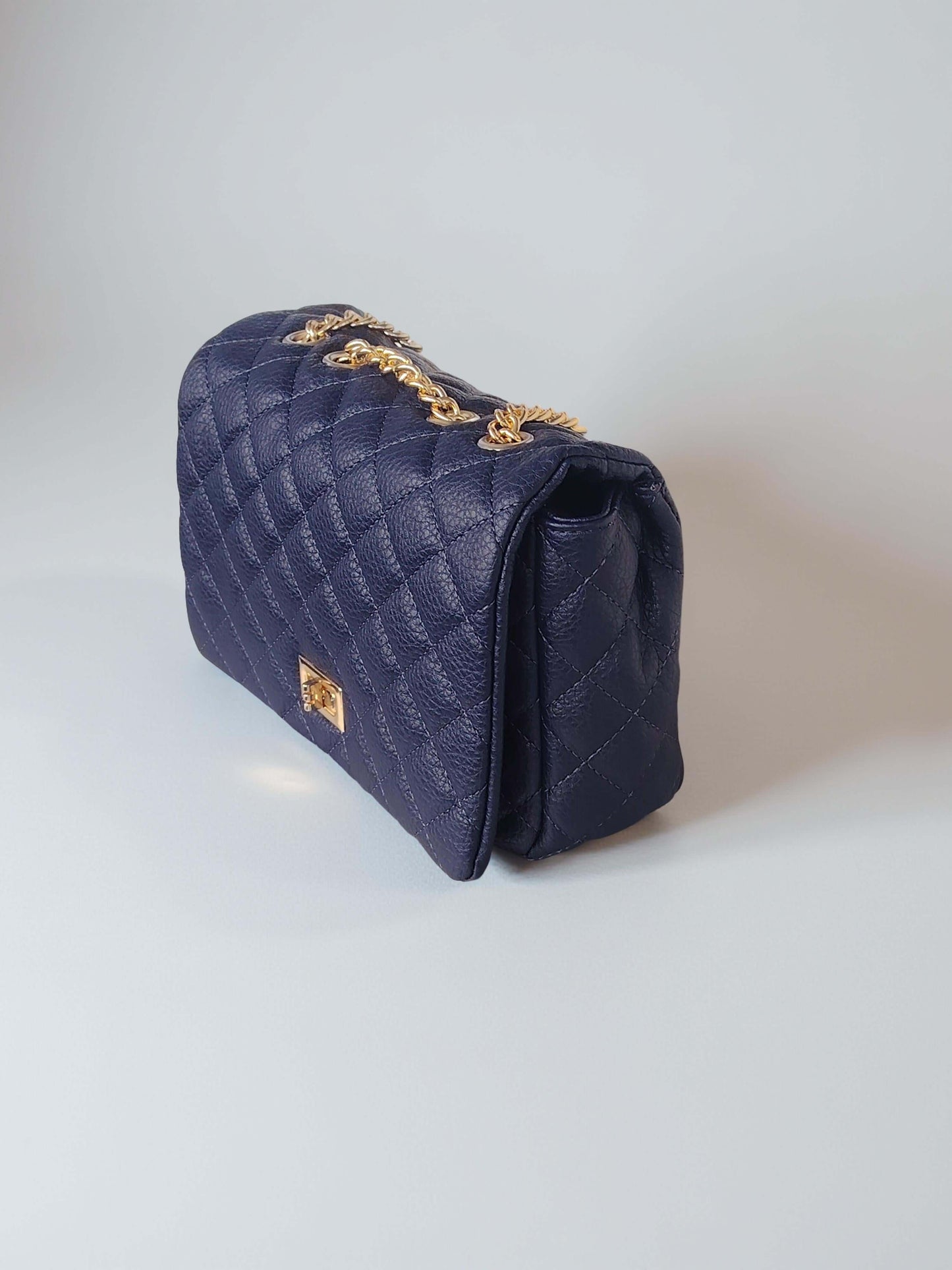 Klassische Umhängetasche mit Kettenriemen