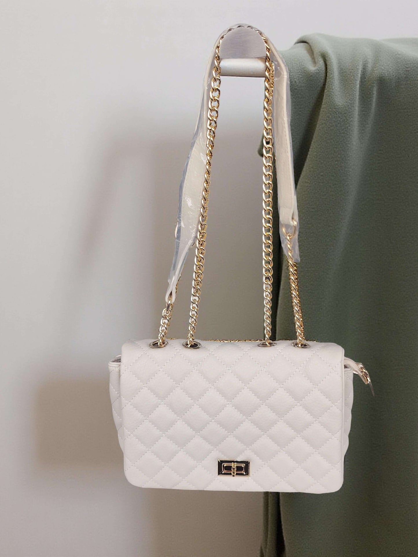 Klassische Umhängetasche mit Kettenriemen