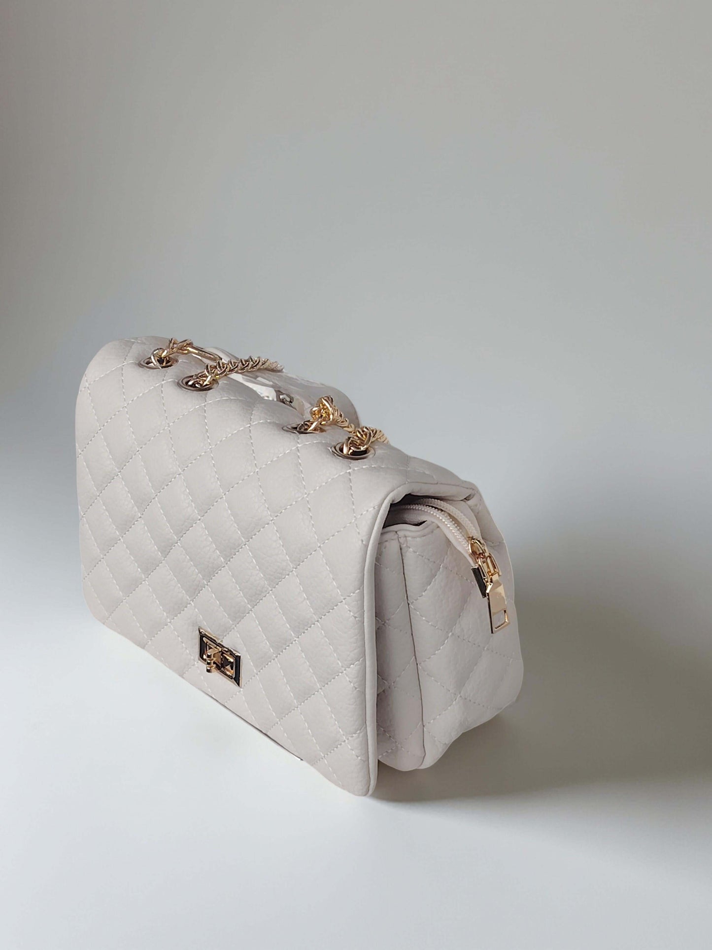 Klassische Umhängetasche mit Kettenriemen