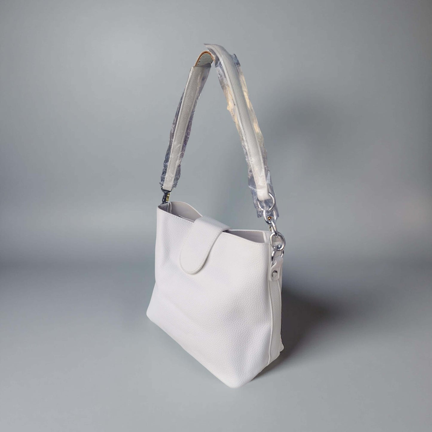 Schlichte Schultertasche mit breitem Trageriemen-in Babyblau, Weiß, Cognac, Rosé, Schwarz & Beige