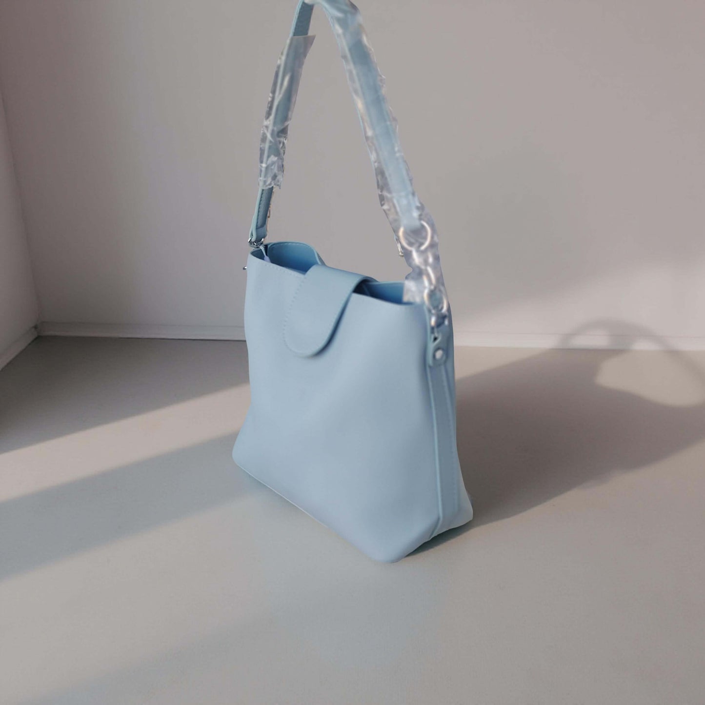 Schlichte Schultertasche mit breitem Trageriemen-in Babyblau, Weiß, Cognac, Rosé, Schwarz & Beige