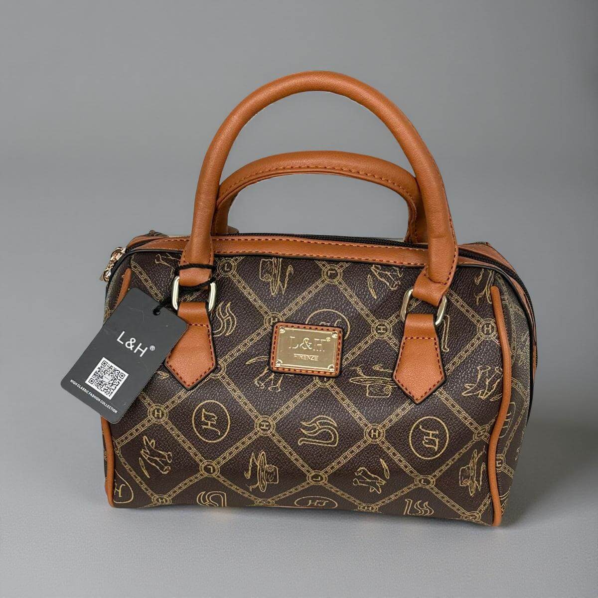 Elegante Bowling Bag Damen in Braun Beige mit Monogramm-Design, ideal für Alltag und Freizeit.