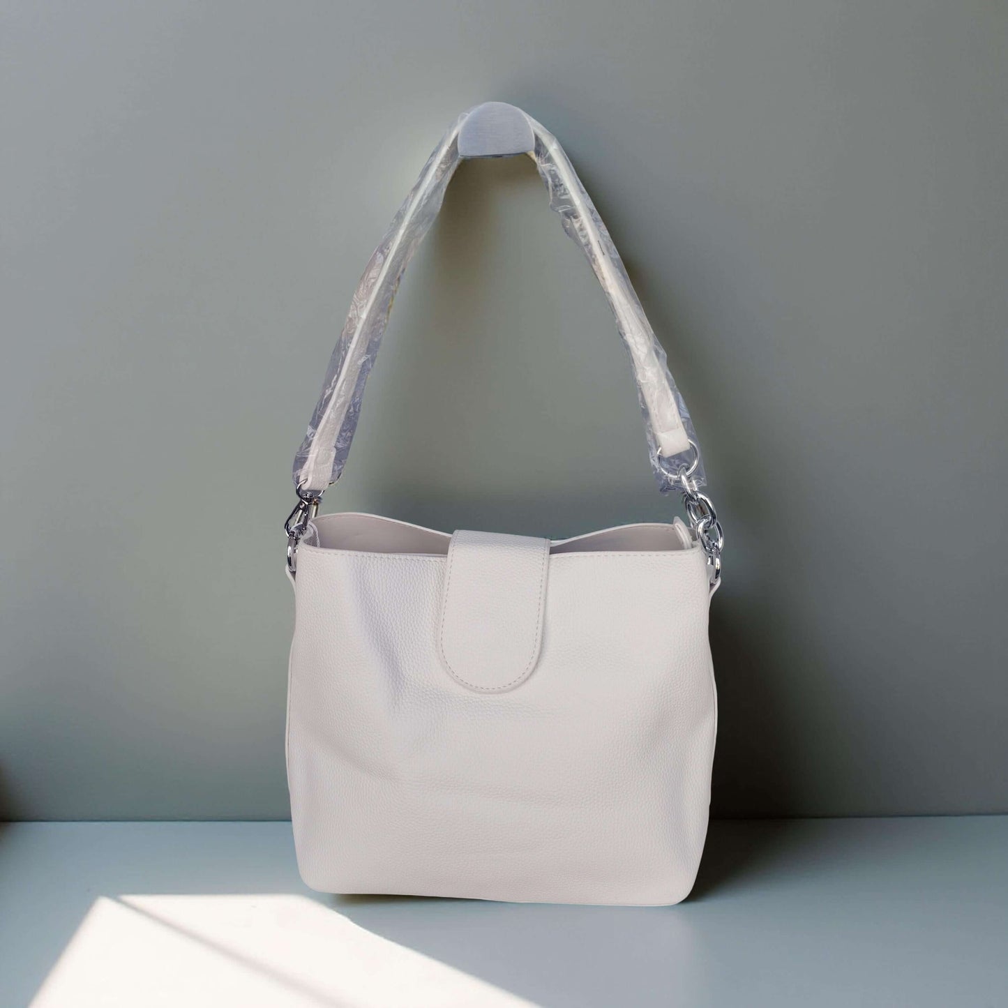 Schlichte Schultertasche mit breitem Trageriemen-in Babyblau, Weiß, Cognac, Rosé, Schwarz & Beige