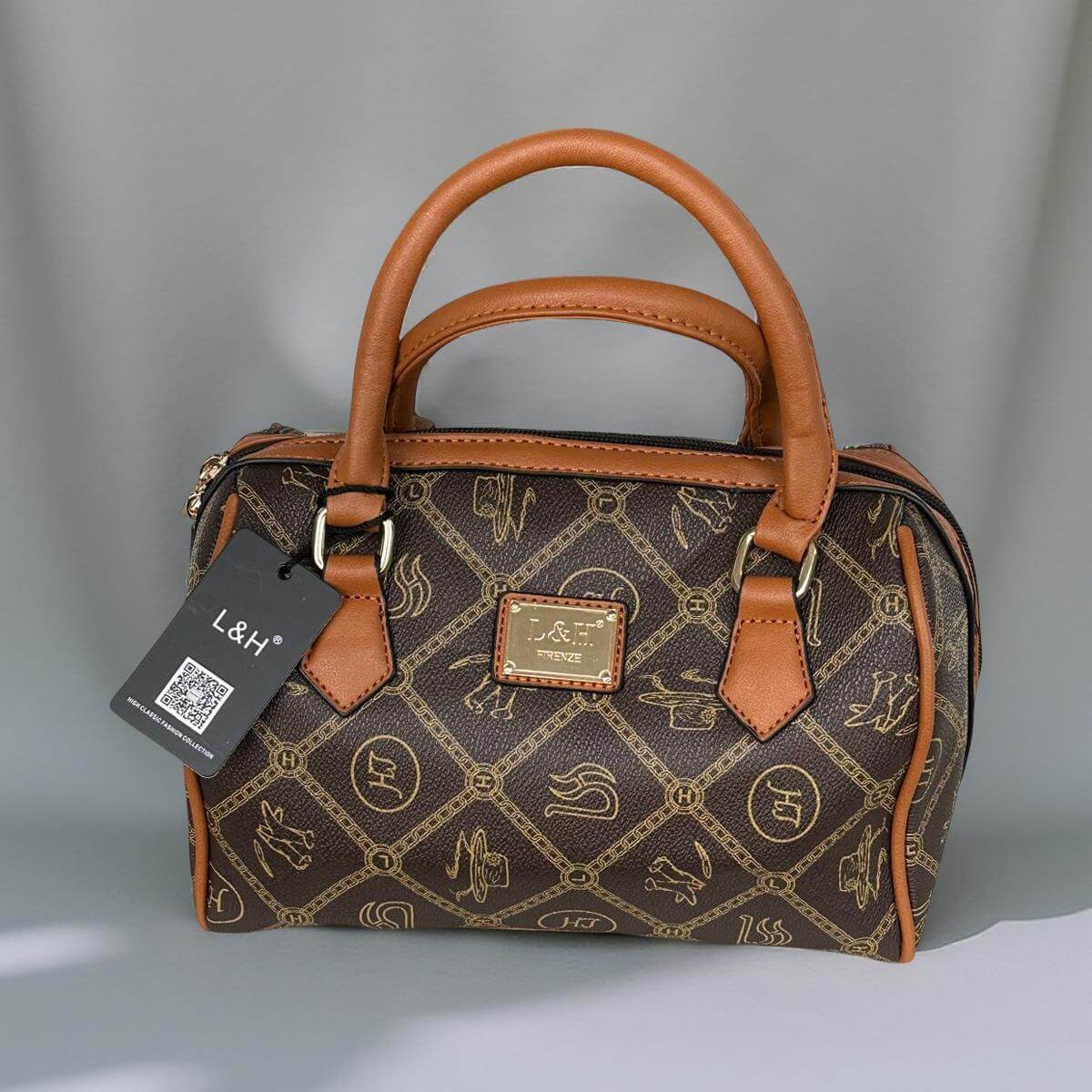 Elegante Bowling Bag Damen in Braun-Beige mit Monogramm-Design, ideal für Alltag und Freizeit.