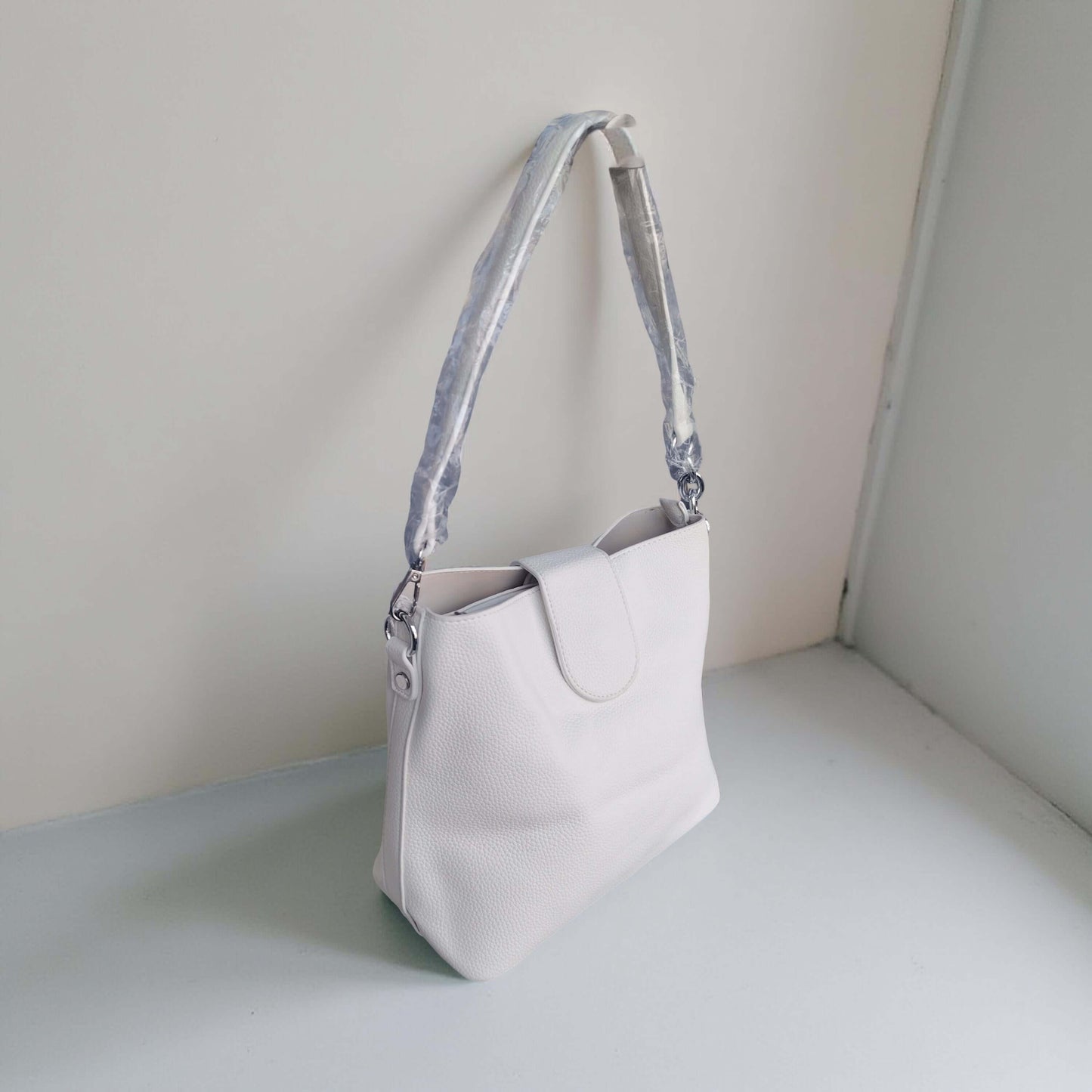 Schlichte Schultertasche mit breitem Trageriemen-in Babyblau, Weiß, Cognac, Rosé, Schwarz & Beige