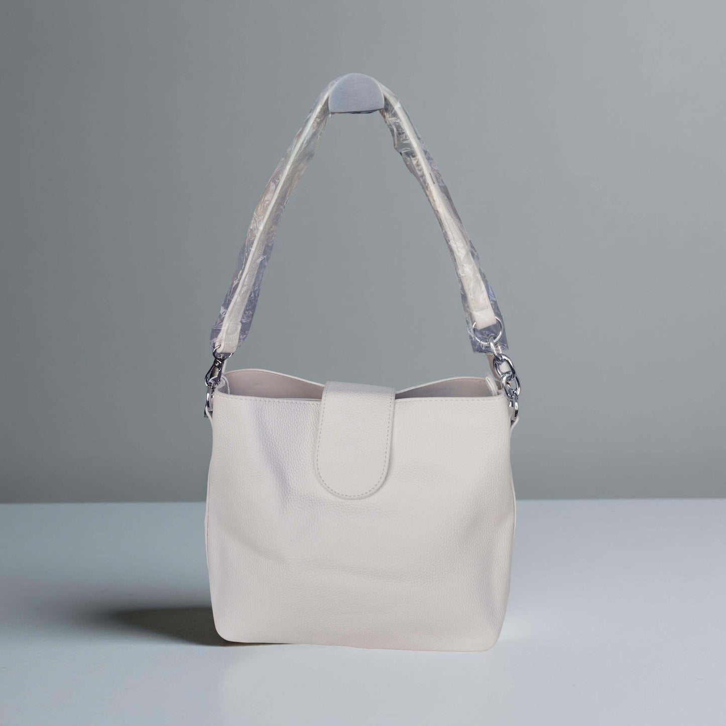 Schlichte Schultertasche mit breitem Trageriemen-in Babyblau, Weiß, Cognac, Rosé, Schwarz & Beige