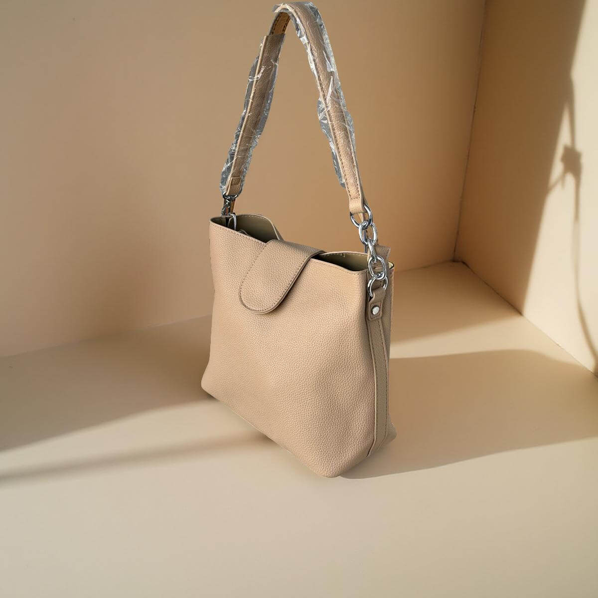 Schlichte Schultertasche mit breitem Trageriemen-in Babyblau, Weiß, Cognac, Rosé, Schwarz & Beige