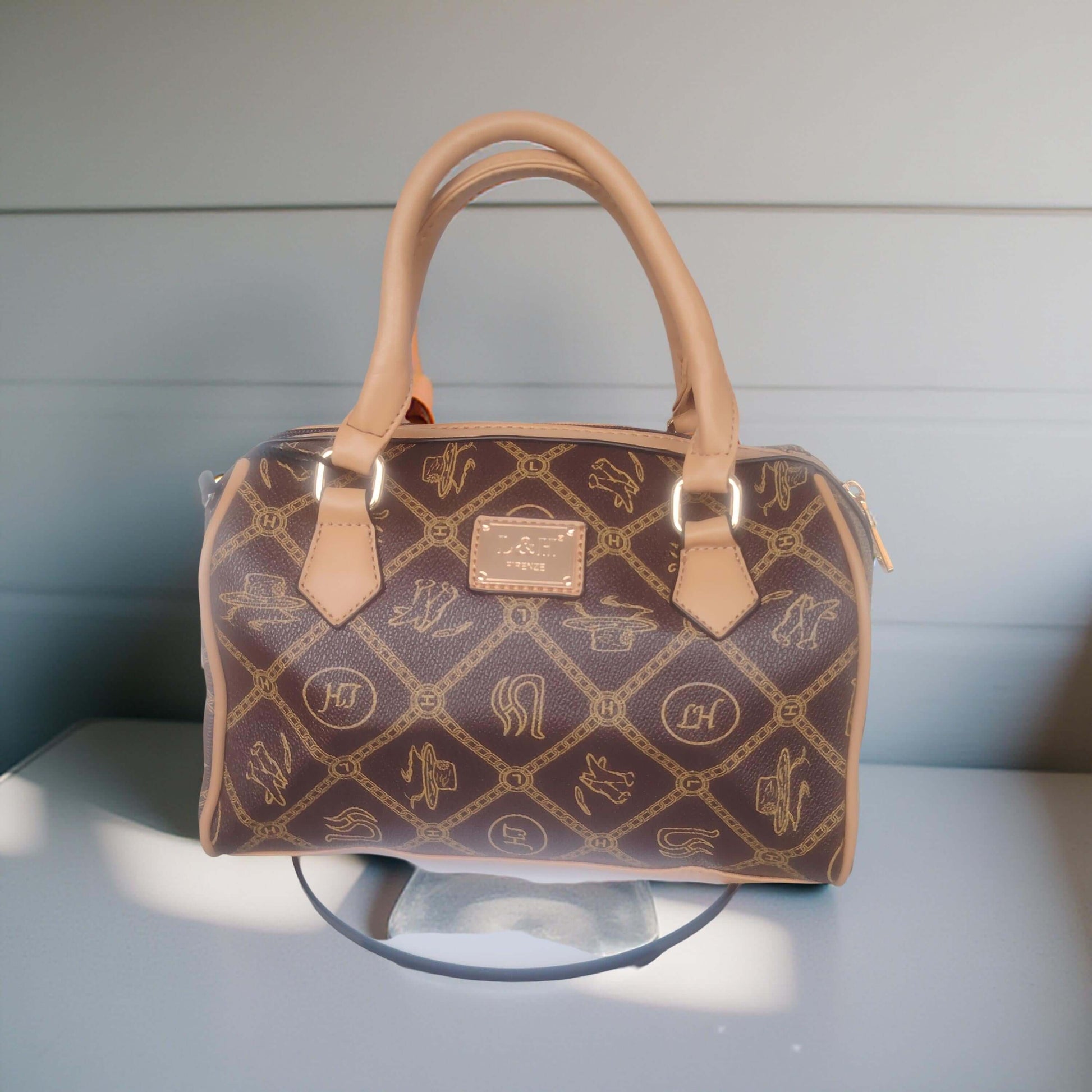 Elegante Bowling Bag Damen mit Monogramm in Braun Beige, stilvolle Handtasche für Alltag und Freizeit.