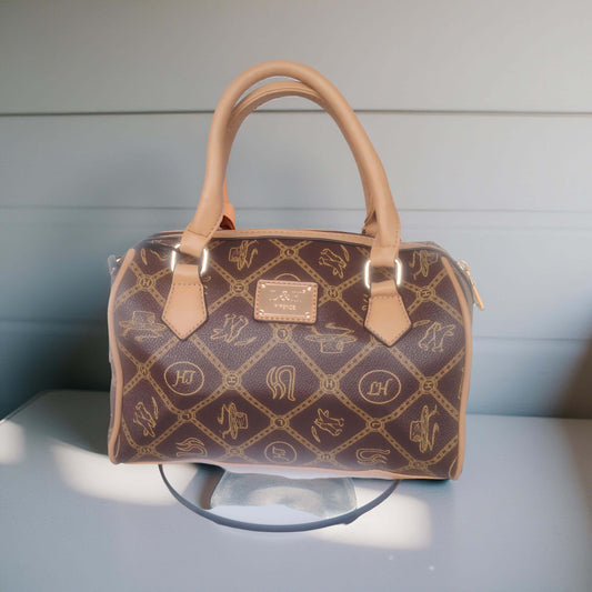 Elegante Bowling Bag Damen mit Monogramm in Braun Beige, stilvolle Handtasche für Alltag und Freizeit.
