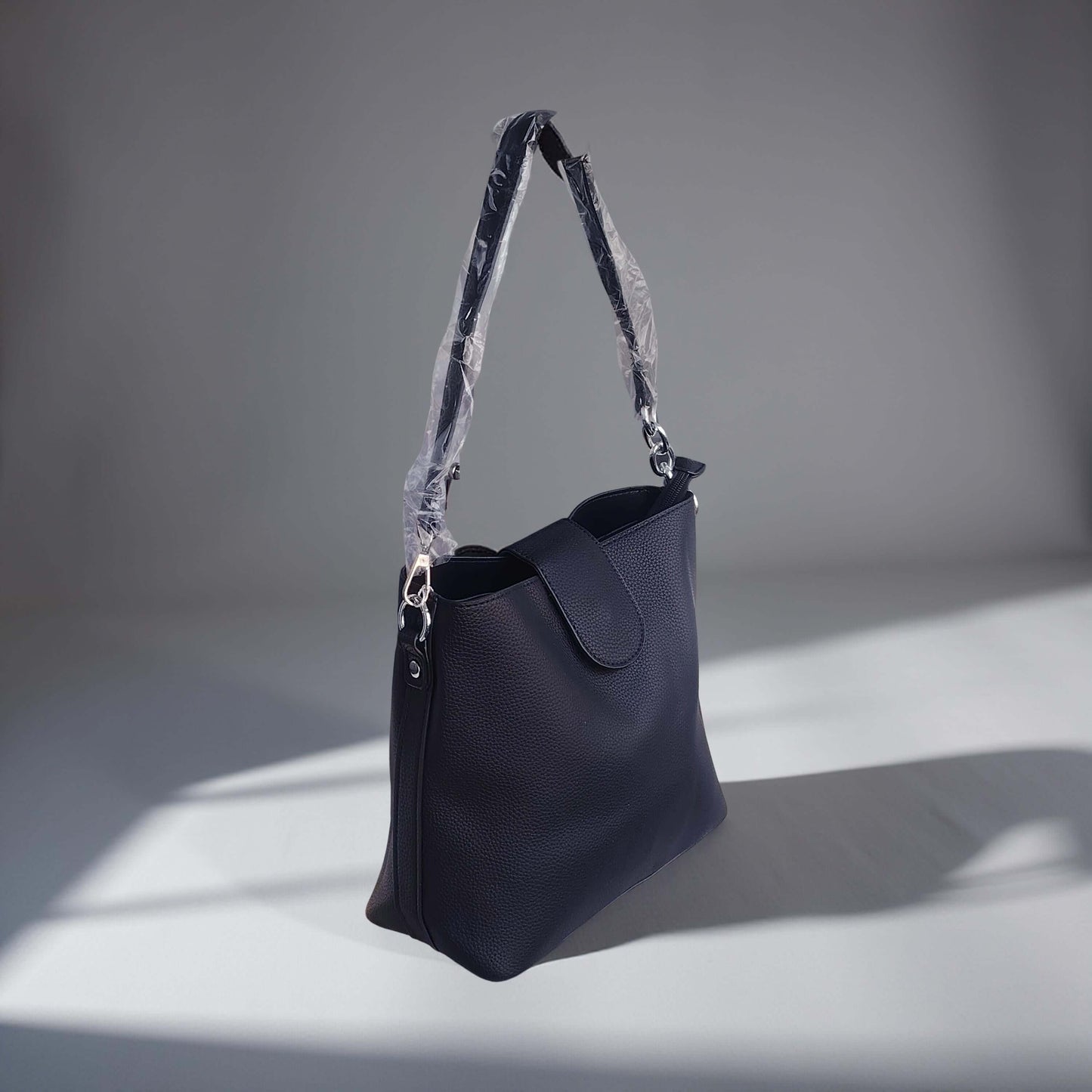 Schlichte Schultertasche mit breitem Trageriemen-in Babyblau, Weiß, Cognac, Rosé, Schwarz & Beige