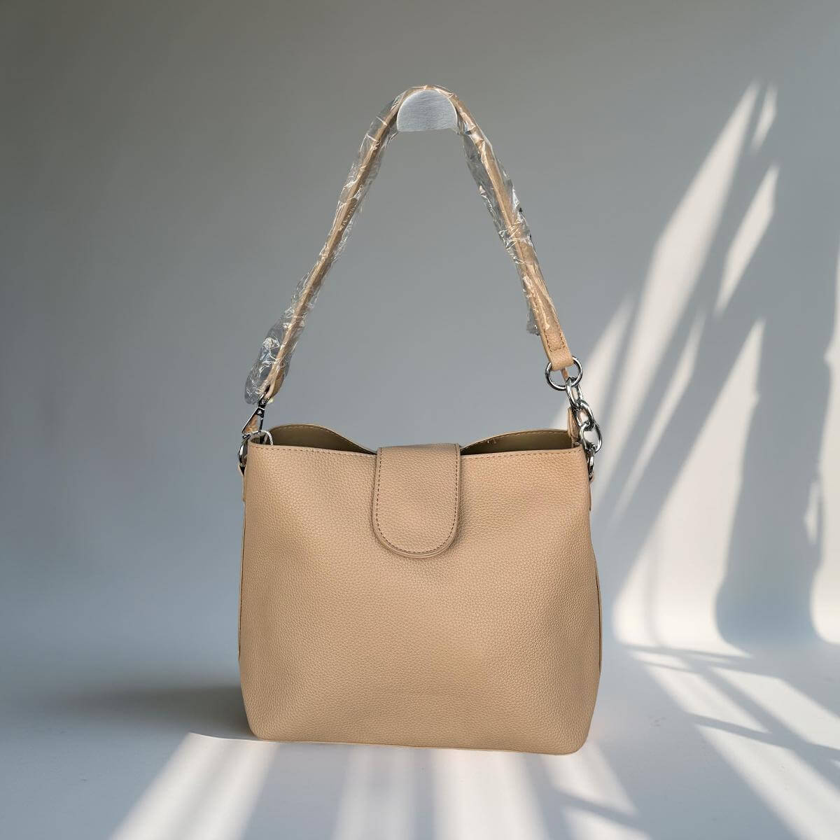 Schlichte Schultertasche mit breitem Trageriemen-in Babyblau, Weiß, Cognac, Rosé, Schwarz & Beige