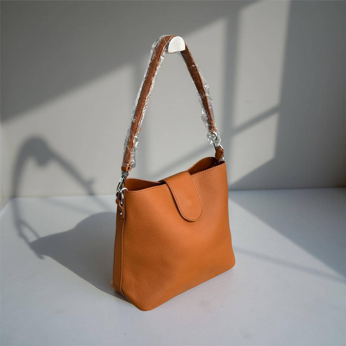Schlichte Schultertasche mit breitem Trageriemen-in Babyblau, Weiß, Cognac, Rosé, Schwarz & Beige