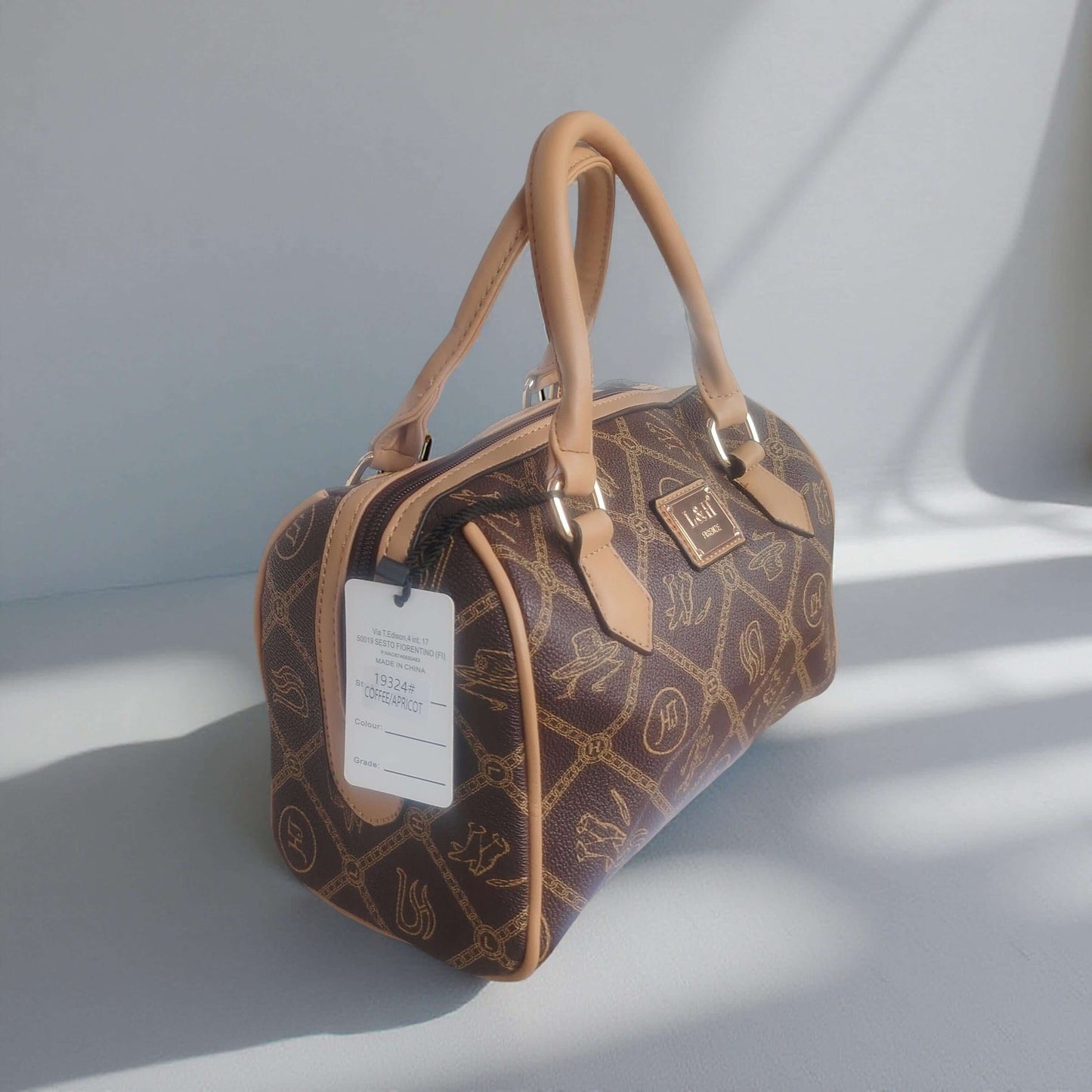 Elegante Bowling Bag Damen in Braun mit Monogramm-Design, perfekt für Alltag und Freizeit.