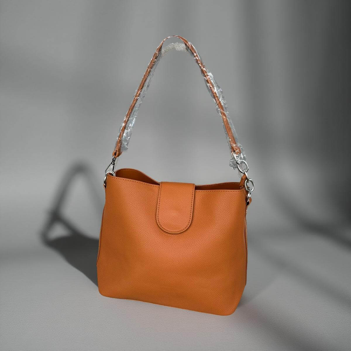 Schlichte Schultertasche mit breitem Trageriemen-in Babyblau, Weiß, Cognac, Rosé, Schwarz & Beige