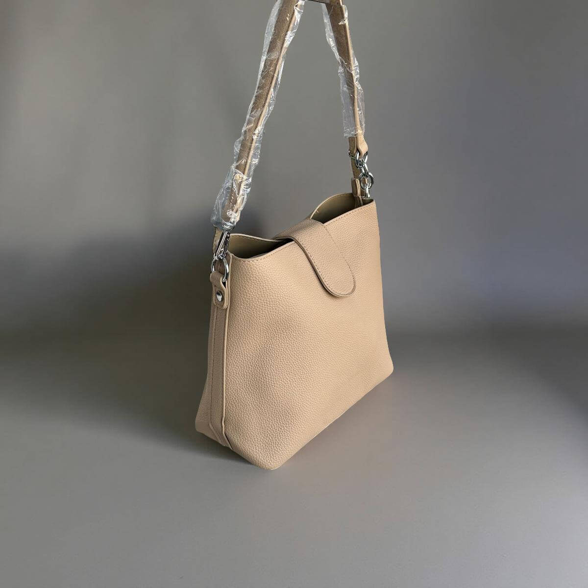 Schlichte Schultertasche mit breitem Trageriemen-in Babyblau, Weiß, Cognac, Rosé, Schwarz & Beige