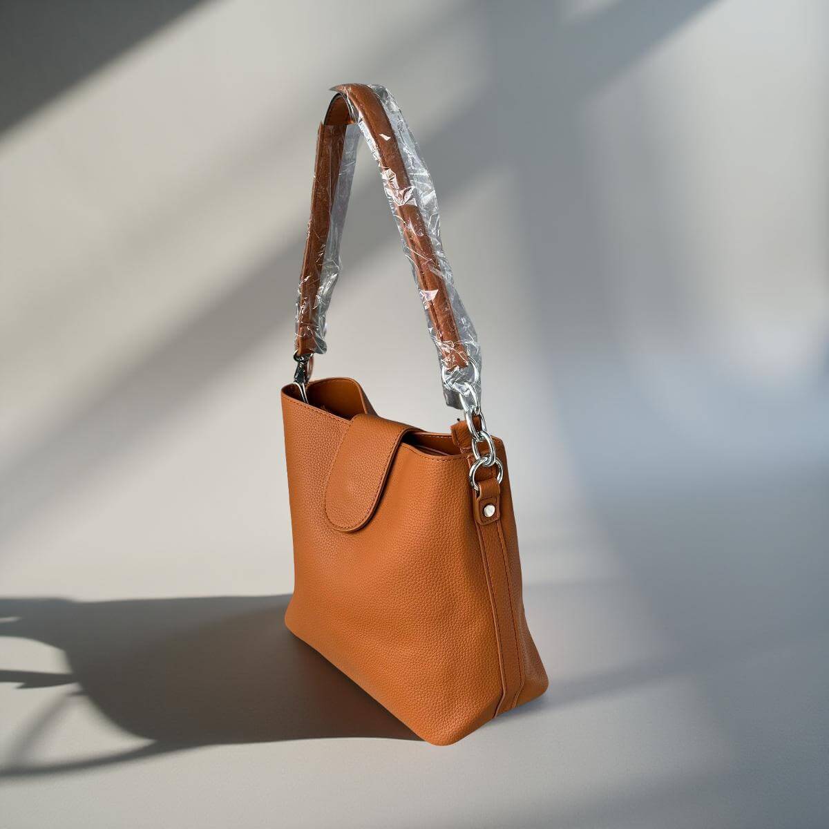 Schlichte Schultertasche mit breitem Trageriemen-in Babyblau, Weiß, Cognac, Rosé, Schwarz & Beige